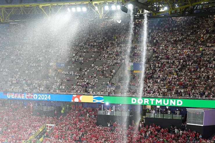 Ein heftiges Gewitter sorgte beim deutschen EM-Sieg gegen Dänemark für eine Unterbrechung der Partie. - © Marcus Brandt/dpa