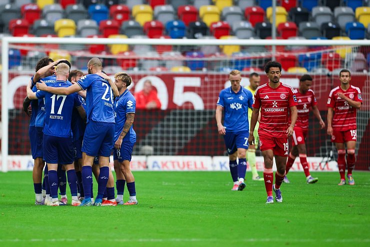 Darmstadt bejubelt das 2:0 durch Fabian Nürnberger. - © Christoph Reichwein/dpa