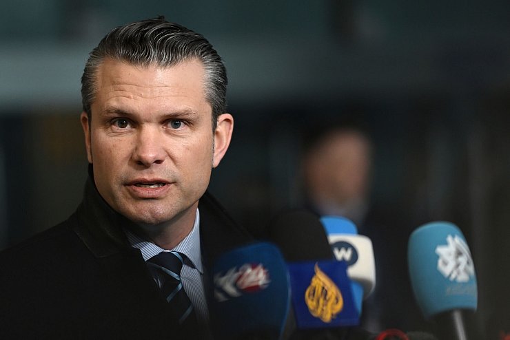 Nach Ansicht von Hegseth ist Trump der Einzige, Moskau und Kiew für einen Frieden zusammenbringen kann. - © Harry Nakos/AP/dpa