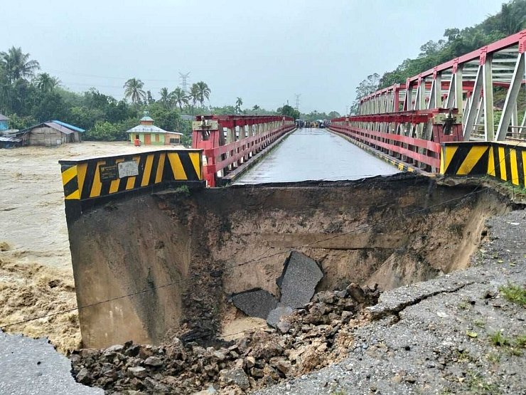 Auf Sumatra wurden Brücken durch die Wucht der Wassermassen schwer beschädigt. - © --/North Tapanuli disaster management agency (BPBD)/dpa