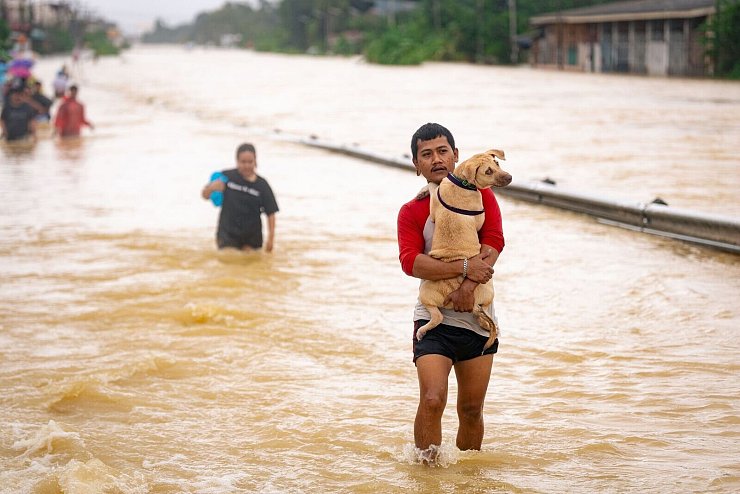 Hunderttausende sind in Südthailand auf der Flucht vor dem Hochwasser. - © -/XinHua/dpa