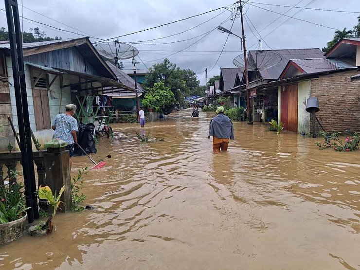 Zwei Wettersysteme waren für den Starkregen auf Sumatra verantwortlich. - © --/North Tapanuli disaster management agency (BPBD)/dpa