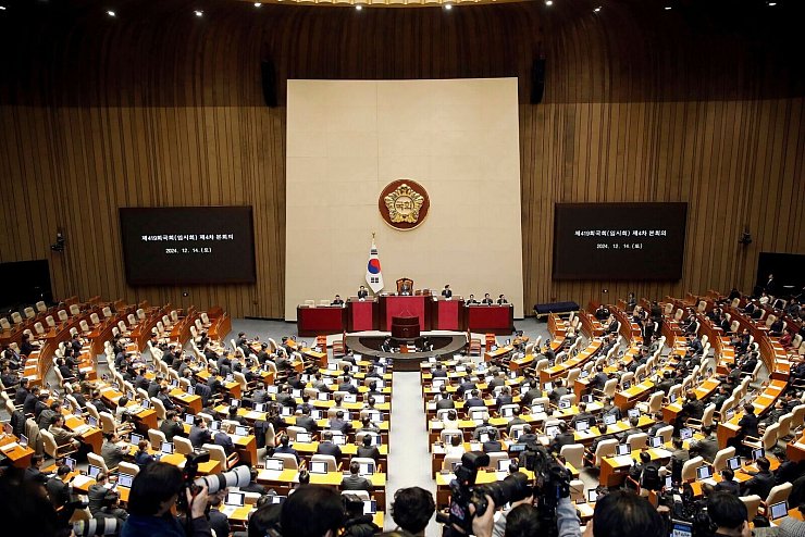 Südkoreanische Gesetzgeber nehmen an der Plenarsitzung zur Abstimmung über die Amtsenthebung von Präsident Yoon Suk Yeol in der Nationalversammlung teil. Ein zweiter Amtsenthebungsantrag gegen Yoon hat die benötigte Zweidrittelmehrheit in der Nationalversammlung erreicht. - © Woohae Cho/Pool Getty Images/AP/dpa