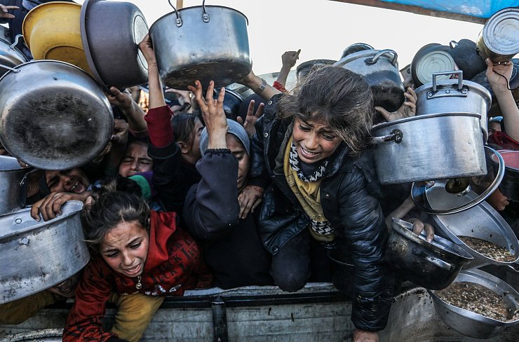 Hoffen auf etwas zu essen - Andrang an einer Suppenküche - © Abed Rahim Khatib/dpa