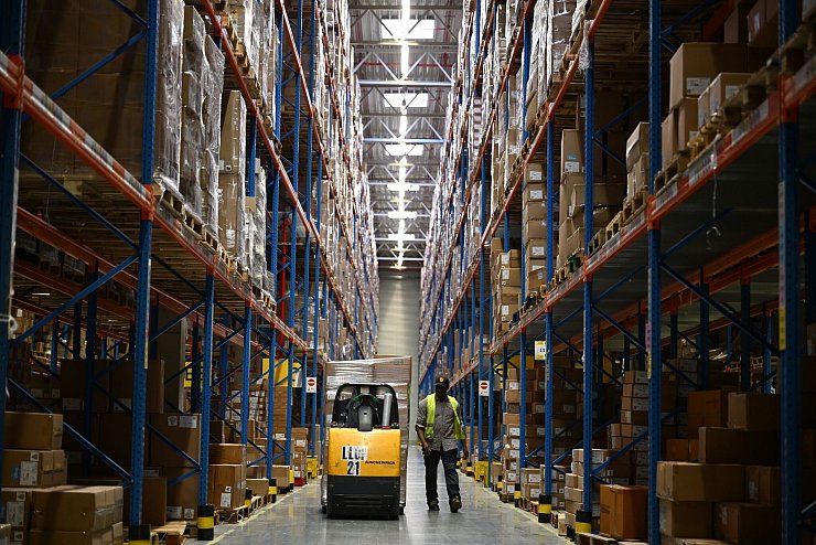 Ein Hochregallager von DHL mit Unmengen an Paketen, die an Einzelhändler in Deutschland geschickt werden. (Archivbild) - © Wolf von Dewitz/dpa