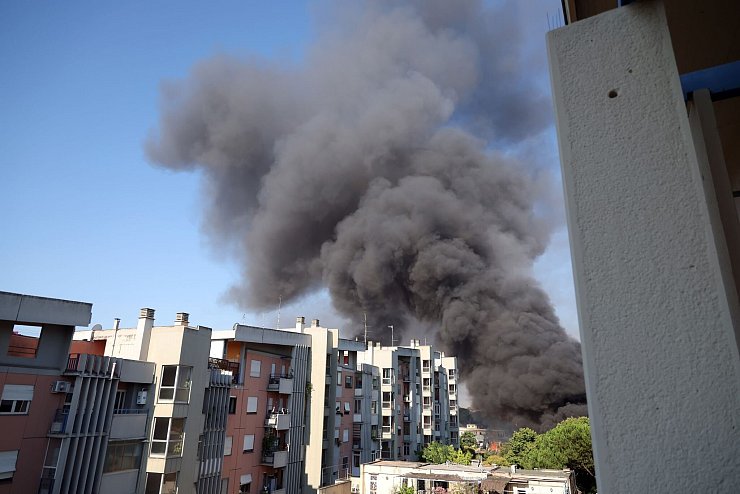 Bei der Explosion ist eine schwarze Rauchwolke zu sehen - die Stadt Rom hat die Bürger aufgerufen, die Fenster geschlossen zu halten. - © Marco Iacobucci/IPA via ZUMA Press/dpa