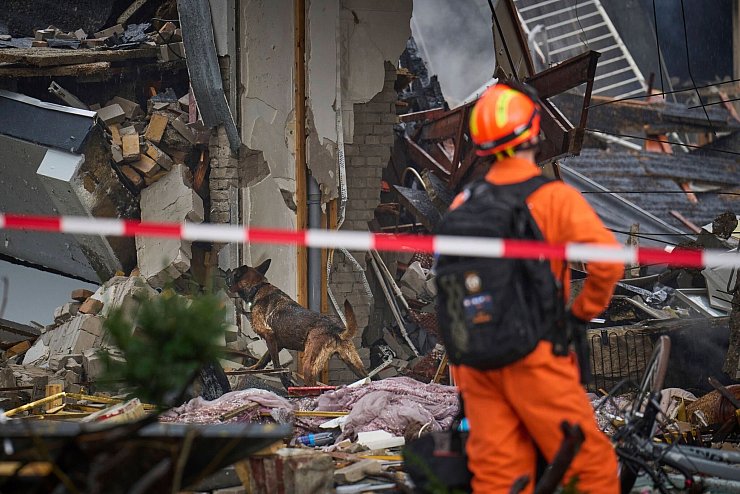 Die Suche nach weiteren Opfern wird unter Hochdruck fortgesetzt. - © Phil Nijhuis/AP/dpa