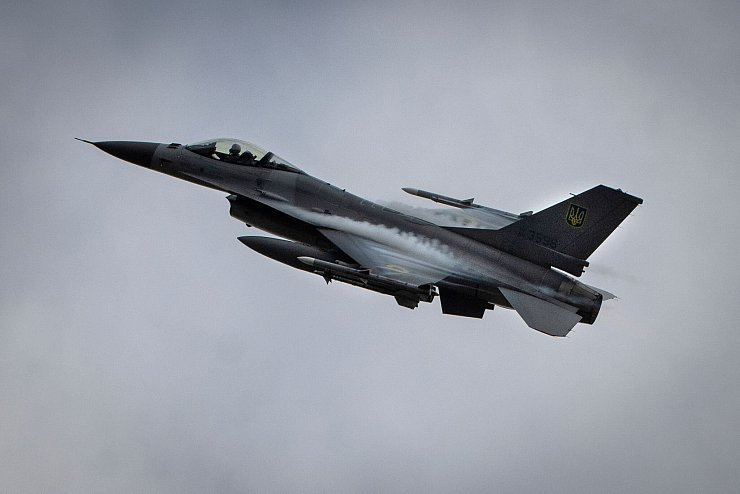 Niederlande unterstützt Ukraine mit F-16. (Archivbild) - © Efrem Lukatsky/AP/dpa
