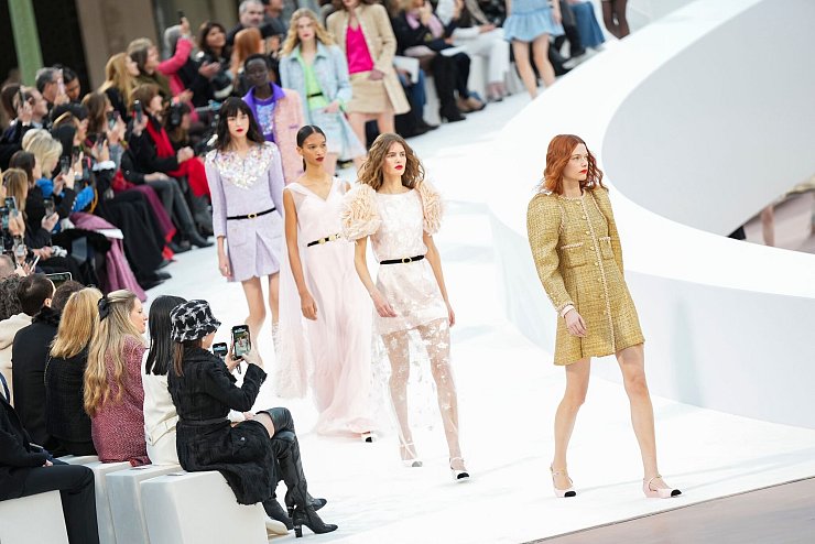 Die Fashionshow fand im Pariser Grand Palais statt. - © Lewis Joly/AP/dpa