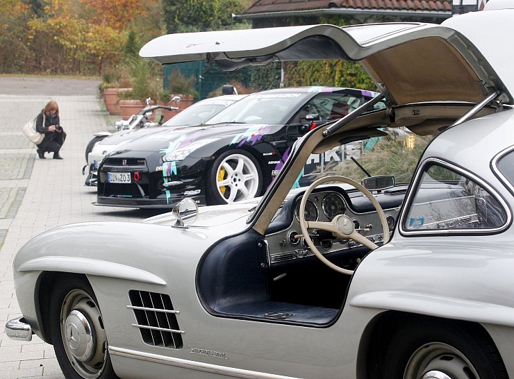 Ein Mercedes 300 SL von 1954 auf dem Gelände der Auto- und Tuningmesse «Essen Motor Show». - © Roland Weihrauch/dpa