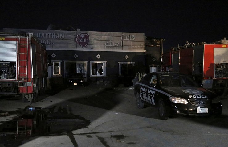 Polizei und Rettungskräfte am Ort des tödlichen Brandes. - © Farid Abdulwahed/AP