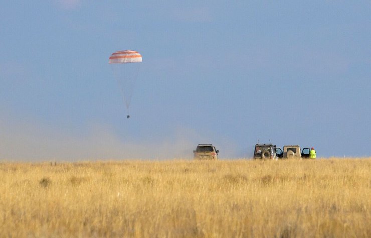 Bilderbuchlandung: Die Raumkapsel Sojus MS-23 setzt in der Steppe Kasachstans auf. - © Bill Ingalls/NASA/AP/dpa