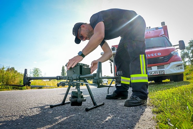 Mit Drohnen suchten Feuerwehren und Einsatzkräfte der Polizei am Dienstag nach einer angeblichen Großkatze im Umfeld des Geiseltalsees im südlichen Sachsen-Anhalt. Die großangelegte Aktion wurde mittlerweile eingestellt. - © Heiko Rebsch/dpa