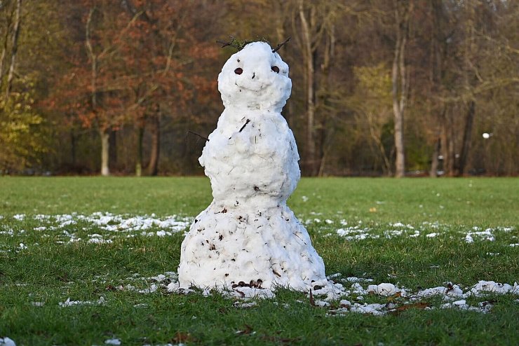 Schlechte Zeiten für Schneemänner. Ein Schneemann steht auf einer grünen Wiese im Englischen Garten in München. In den kommenden Tagen sollen die Temperaturen deutlich ansteigen. - © Katrin Requadt/dpa