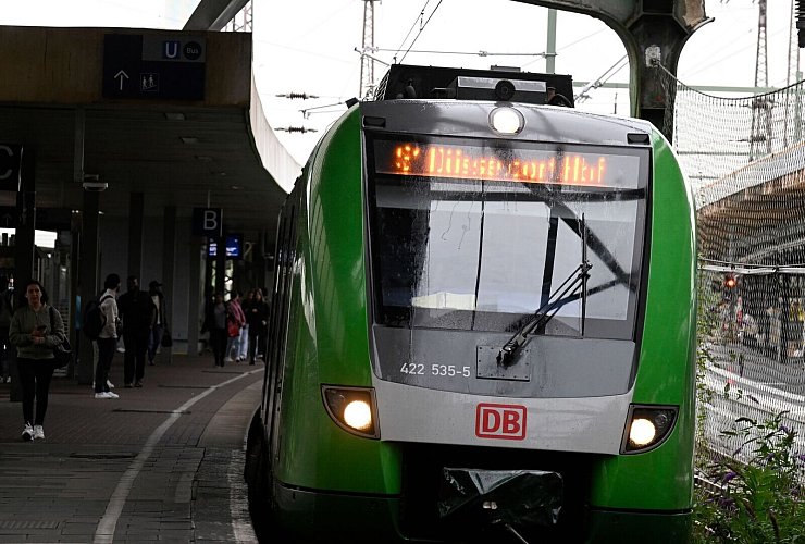 Bei der Bahn hat es innerhalb von zwei Tagen einen dritten mutmaßlich vorsätzlich verursachten Kabelbrand gegeben. - © Roberto Pfeil/dpa