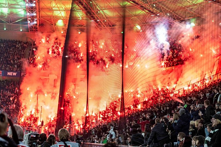 Die Fans brannten während des Spiels Pyrotechnik an. - © David Inderlied/dpa