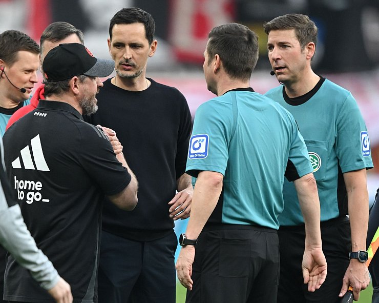 War mit seiner Gelben Karte nicht einverstanden: Union-Trainer Steffen Baumgart. - © Arne Dedert/dpa