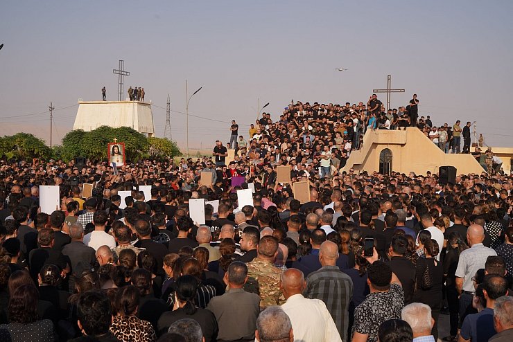 Freunde und Angehörige nehmen an der Beerdigung teil. - © Ismael Adnan/dpa