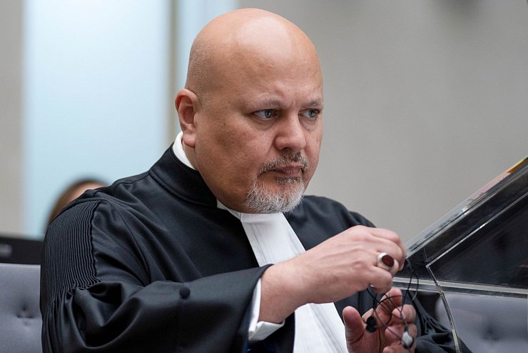 Chefankläger Karim Khan wirft dem Oberbefehlshaber von Myanmar Verbrechen gegen die Menschlichkeit vor. (Archivbild) - © Peter Dejong/AP/dpa