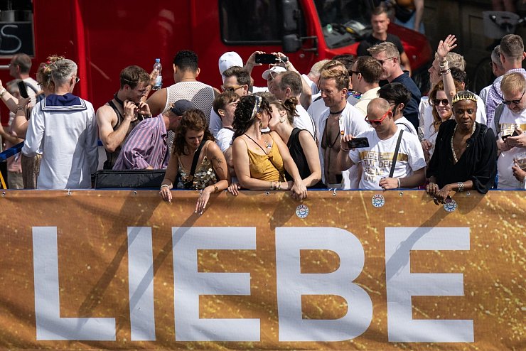 Ein Kuss auf einem der Wagen der Parade. Zwei Frauen zeigen öffentlich ihre Zuneigung zueinander, ohne sich verstecken zu müssen. - © Hannes P. Albert/dpa