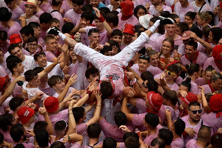 Über die Fiesta in Pamplona schrieb Hemingway vor fast 100 Jahren. - © Alvaro Barrientos/AP/dpa
