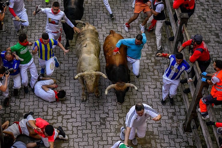 Die Besucher kommen aus den verschiedensten Regionen Spaniens und aus aller Welt - auch aus Deutschland und insbesondere aus den USA. (Archivbild) - © Alvaro Barrientos/AP/dpa