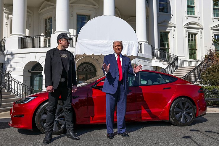 Trump machte sogar Werbung für den Tesla-Chef. - © -/Pool/AP/dpa