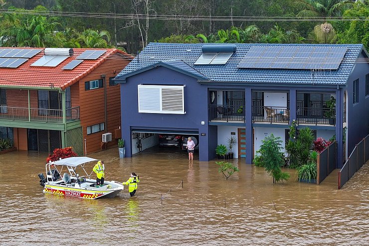 Viele Häuser stehen völlig unter Wasser. - © Lindsay Moller/AAP/dpa