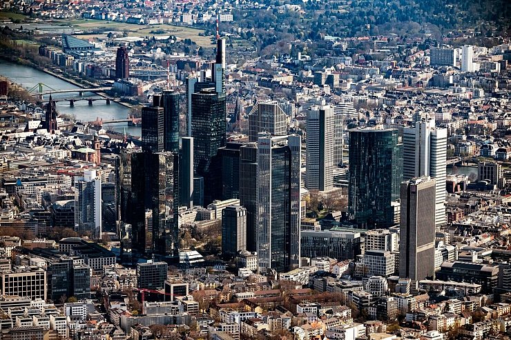 Banken und andere Investoren haben mit Cum-Ex-Aktiendeals einen milliardenschweren Steuerschaden verursacht (Archivbild). - © Uli Deck/dpa