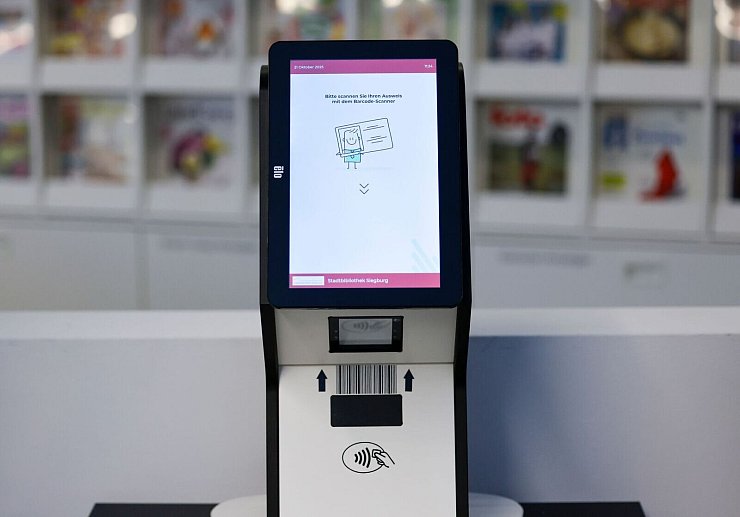 Die Stadtbibliothek Siegburg hat ihre Öffnungszeiten mit Hilfe von Technik erweitert. - © Thomas Banneyer/dpa
