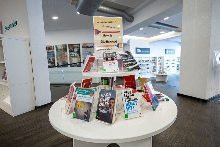 Eine Präsentation von Büchern in der Stadtbibliothek Siegburg. - © Thomas Banneyer/dpa