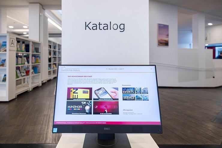 Blick auf ein Computerterminal in der Stadtbibliothek - © Thomas Banneyer/dpa