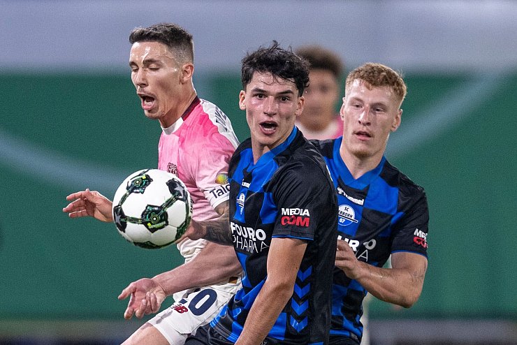 Leverkusen tat sich beim Zweitligisten Paderborn in der ersten Halbzeit schwer. - © David Inderlied/dpa