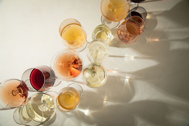 Wein ist eine Welt für sich: Wer mit Kennern am Tisch sitzt, darf getrost die Scheu vor dem Nachfragen ablegen. - © Christin Klose/dpa-tmn