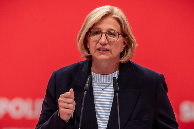 Rehlinger stellt sich hinter den SPD-Chef. (Archivbild) - © Michael Kappeler/dpa