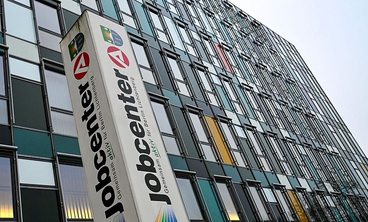 Um Bürgergeld zu erhalten, mussten bedürftige Flüchtlinge aus der Ukraine bisher beim Jobcenter vorstellig werden. (Symbolbild) - © Jens Kalaene/dpa