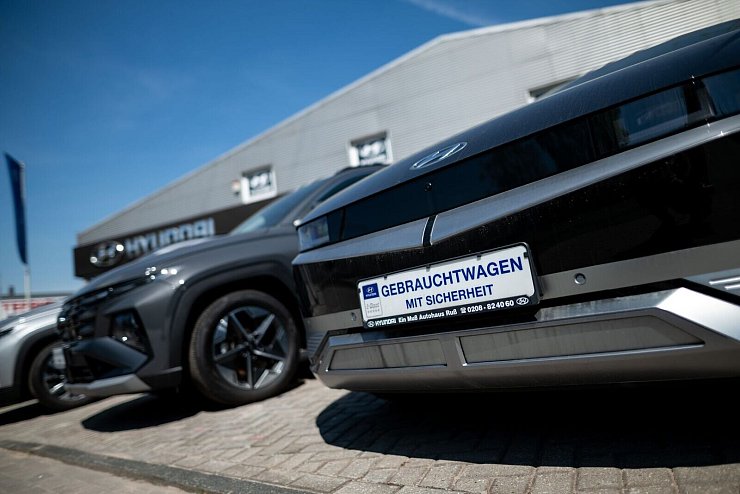 Gebrauchte Elektroautos - Privatpersonen kaufen sie inzwischen häufiger so als neu. - © Fabian Strauch/dpa