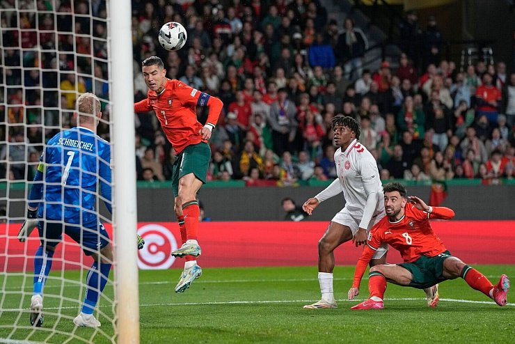 Portugals Cristiano Ronaldo gegen Dänemark in Aktion. - © Armando Franca/AP/dpa