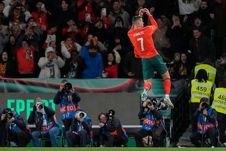 Der typische Jubel: Portugals Cristiano Ronaldo feiert sein Tor zum 2:1 gegen Dänemark. - © Armando Franca/AP/dpa