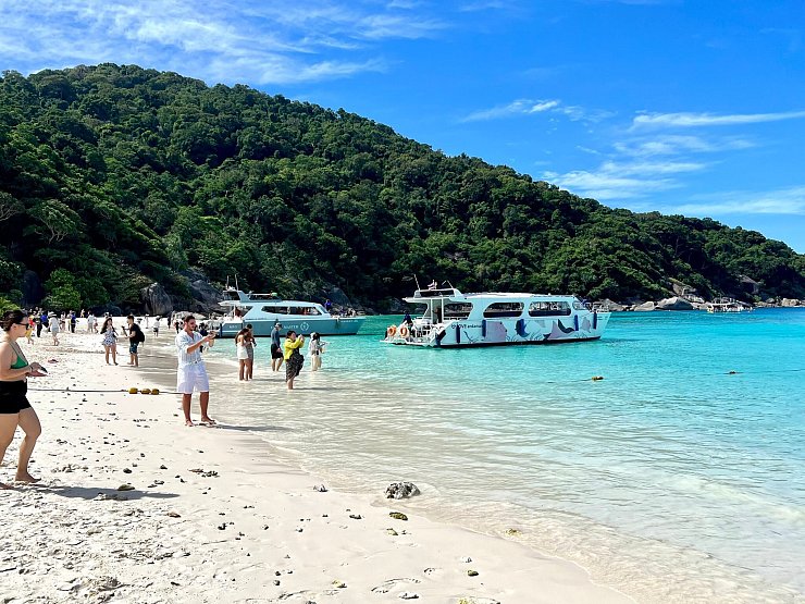 In der Trockenzeit tummeln sich jeden Tag Touristen an den schneeweißen Stränden der Similan Islands. (Archivbild) - © Carola Frentzen/dpa