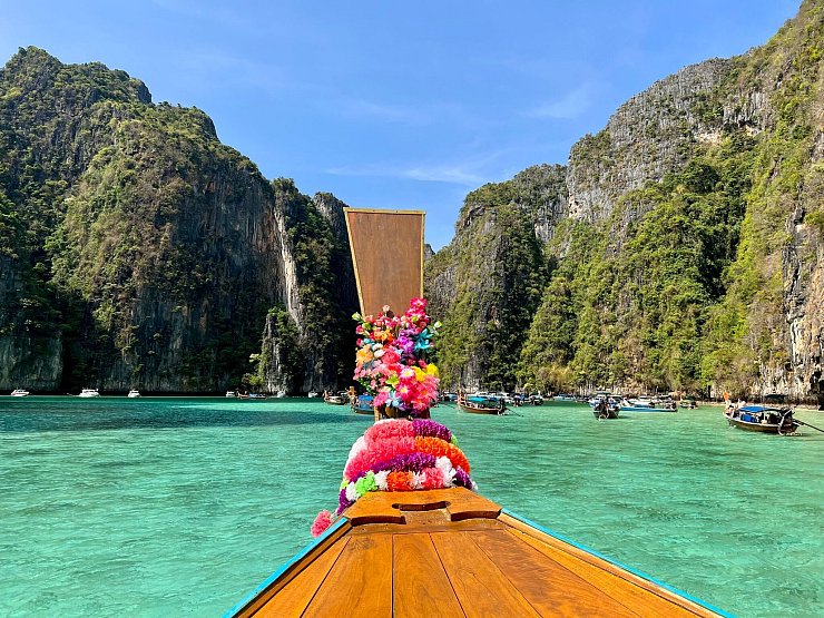 Die meisten Touristen besuchen die Phi Phi Islands mit solchen traditionellen Booten. (Archivbild) - © Carola Frentzen/dpa
