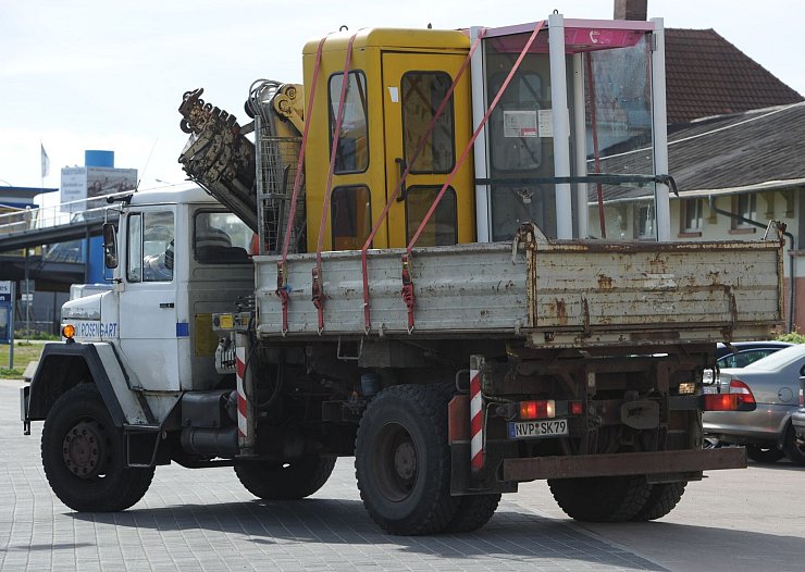 Der Abbau läuft schon seit langem: Hier werden in Sassnitz (Mecklenburg-Vorpommern) im Jahr 2010 zwei Telefonhäuschen zur Entsorgung abtransportiert. (Archivbild) - © picture alliance / dpa