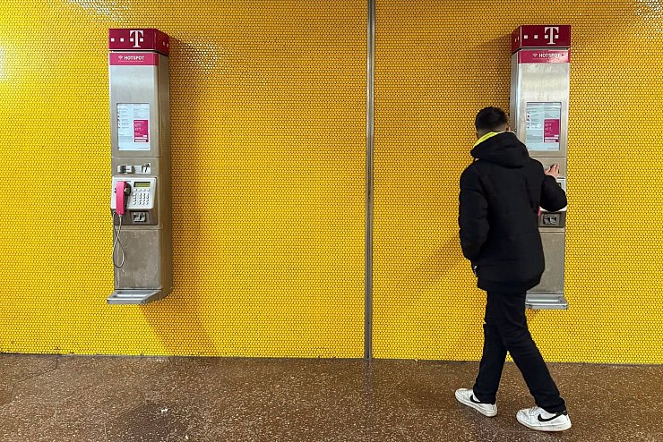 Am Bochumer Hauptbahnhof hängen noch immer zwei Telekom-Telefone an einer Wand. (Archivbild) - © Wolf von Dewitz/dpa