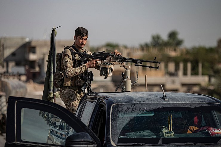 Besonders um die Stadt Kobane an der Grenze zur Türkei soll es heftige Zusammenstöße geben. Die kurdischen Kräfte rechnen mit einem Angriff auf die Stadt. - © Baderkhan Ahmad/AP/dpa