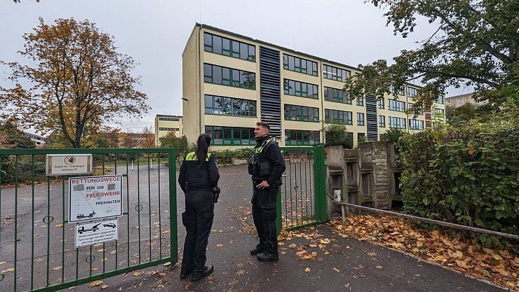 Polizisten stehen vor einer Schule in Erfurt. - © WichmannTV/dpa