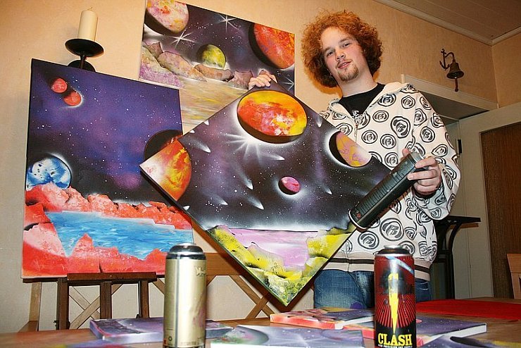 Jedes Bild ein Unikat: Florian Jacob sprayt bunte Weltraum-Landschaften auf Leinwand.