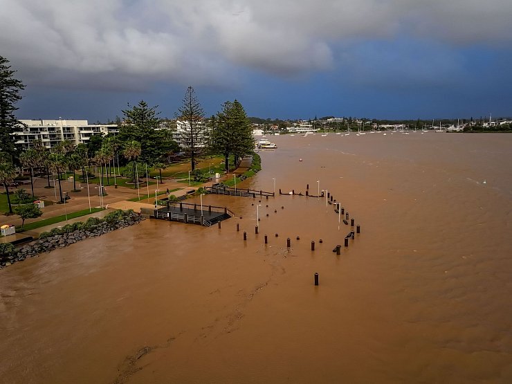 Wasser so weit das Auge reicht: Das Hochwasser an der Ostküste ist verheerend. - © Lindsay Moller/AAP/dpa