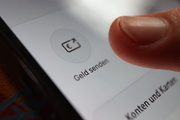 Wer Wero nutzt, braucht im Unterschied zu einer herkömmlichen Überweisung nicht die Kontonummer des Empfängers, sondern kann Geld in Echtzeit an eine Handynummer oder E-Mail-Adresse senden. (Symbolbild) - © Karl-Josef Hildenbrand/dpa