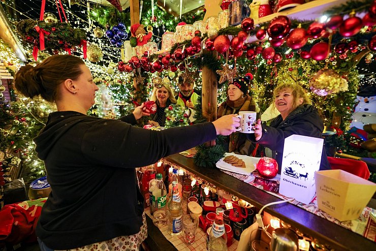 Glühwein für alle - wer will, kann etwas spenden. So sieht für Dirk van Acken die Vorweihnachtszeit aus - © Christoph Reichwein/dpa