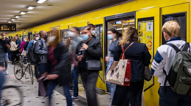 Öffentlicher Nahverkehr in Deutschland - oft heiß und stickig. (Archivbild) - © Monika Skolimowska/dpa